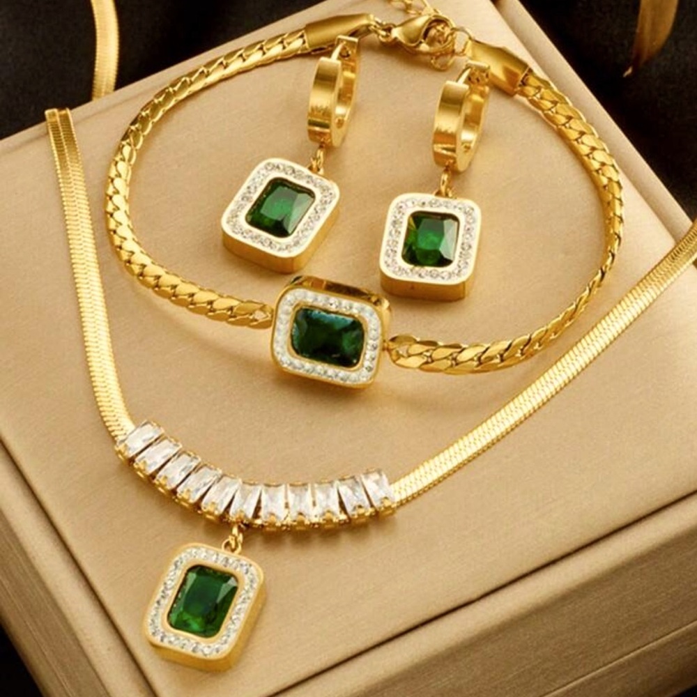 Elegant Gold and Green Jewelry Set